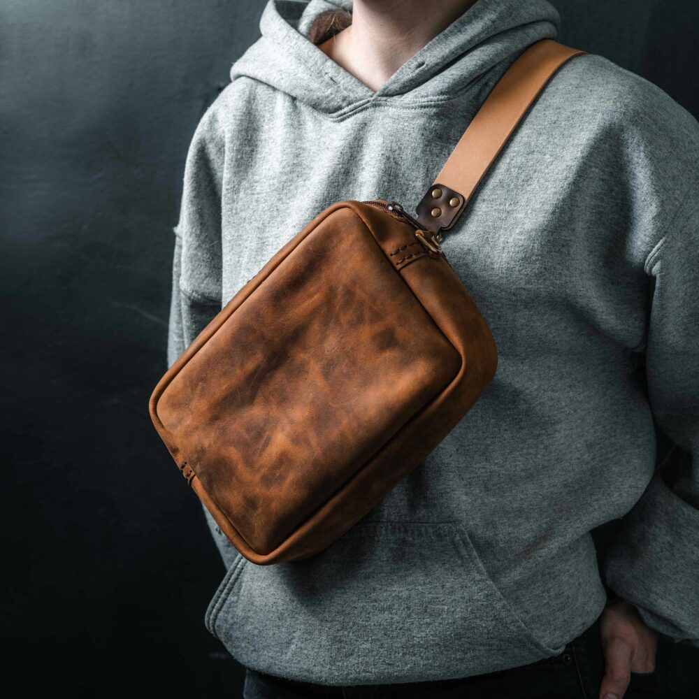 Sling bag in light brown Crazy horse